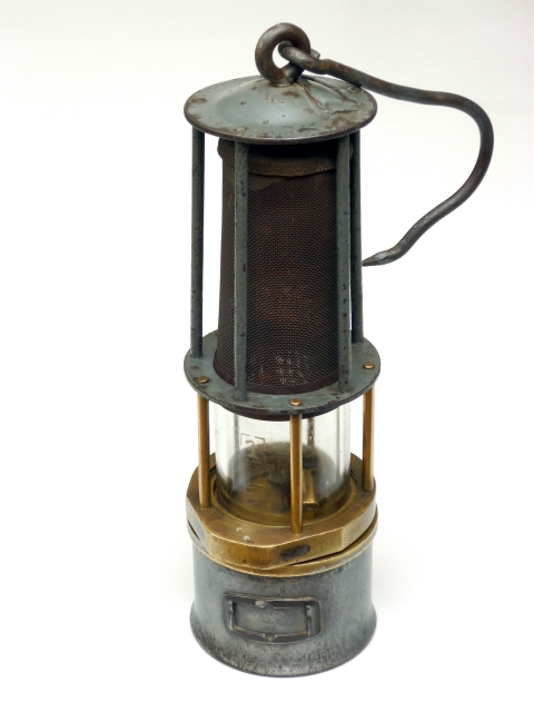 Wetterlampe mit Schraubstiftverschluss