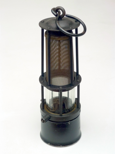 Wetterlampe mit Schraubstiftverschluss
